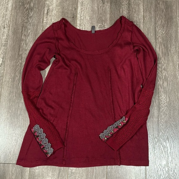Free people maroon/red scoop neck long sleeve with grey floral embelished cuffs - Picture 1 of 3